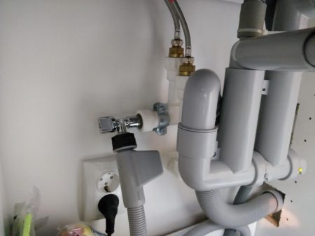 Modul în care meșterul a optat pentru instalarea mașinii mele de spălat vase - robinet alimentare 1/2 - 3/4, evacuare pe sifonul de la chiuvetă